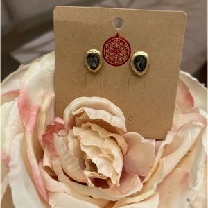 Beautiful small golden droops earrings with gray stone.